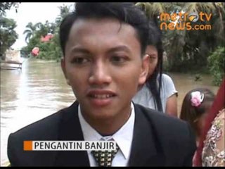 Banjir tak Halangi Pasangan Ini untuk Menikah