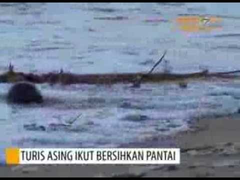Pantai Kuta Darurat Sampah, Bule Ikut Bersihkan Sampah