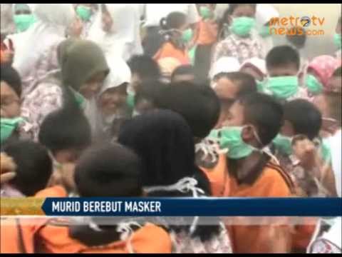Kabut Asap, Siswa SDN Berebut Pembagian Masker