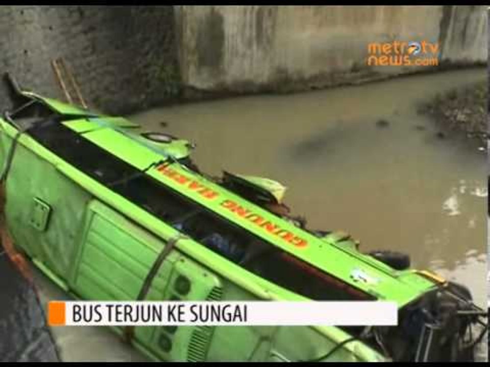 Bus Terjun Sungai, Tiga Orang Tewas  DA