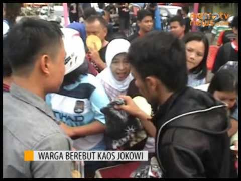 Ratusan Warga Berebut Kaos Jokowi