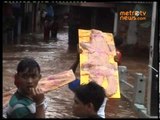 Pengantin Nekat, Terjang Banjir