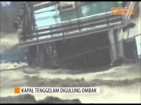 Belasan Kapal dan Perahu Tenggelam Digulung Ombak