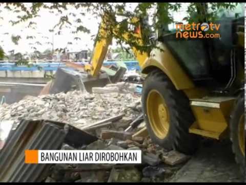 Bangunan Liar Penyebab Banjir Dirobohkan Paksa