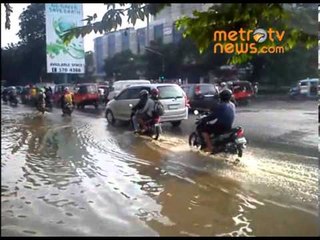 Masih Ada Genangan Air di Jalan Gunung Sahari