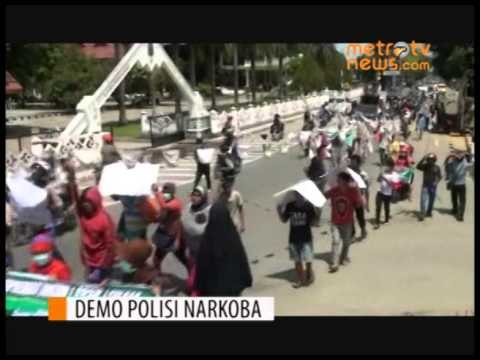 Demo Polisi Narkoba, Warga Bawa Ratusan Celana Dalam