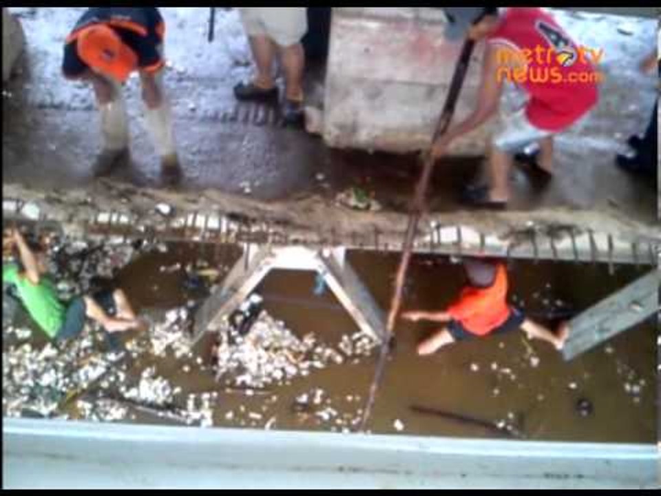 Tumpukan Sampah di Flyover Kalibata