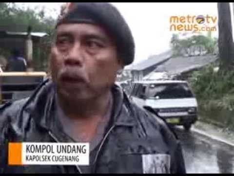 Longsor Tutup Jalur Puncak Cianjur