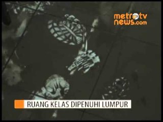Lumpur Penuhi Ruang Kelas SMA 1 Grobogan