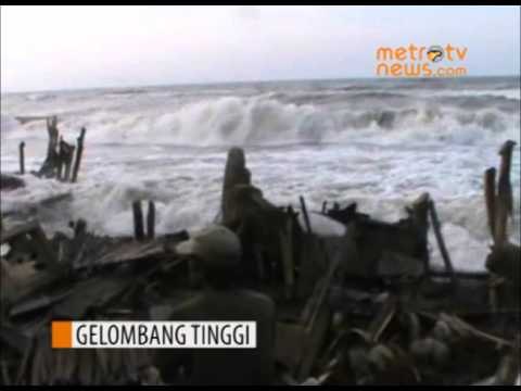 Gelombang Tinggi Rusak Rumah Warga