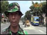 TNI Tambal Jalan Rusak di Rembang