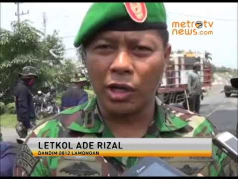 TNI Perbaiki Jalan Poros Pantura yang Rusak