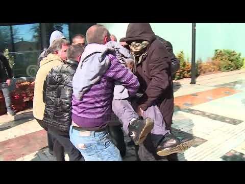 Policia me ujë dhe gaz lotsjellës për të shpërndarë turmën para Parlamentit