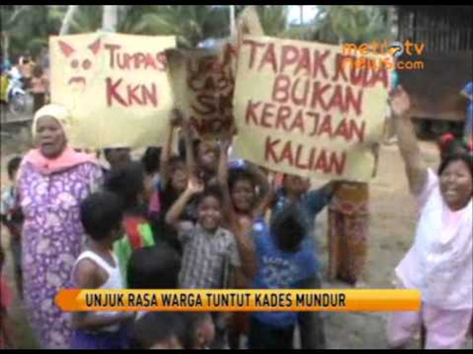 Unjuk Rasa Warga Tuntut Kades Mundur