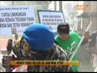 Aksi Anggota TNI Nyapu Debu Kelud 24 Jam Non Stop