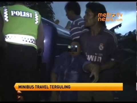 minibus travel terguling, Puluhan Luka-Luka