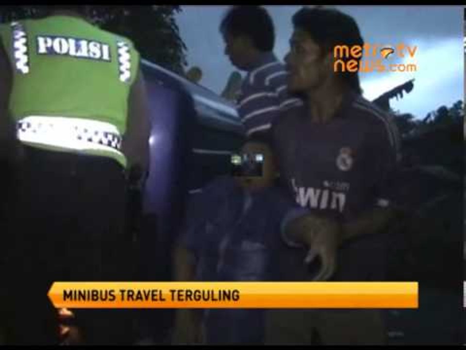 minibus travel terguling, Puluhan Luka-Luka
