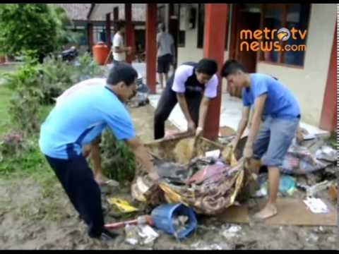Sekolah Diterjang Banjir Bandang