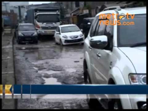 Jalur Utama Pantura Karawang Rusak Berat