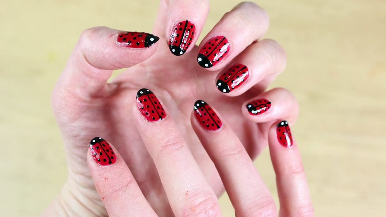 Facile DIY Français: Vernis à Ongles de Coccinelle | Ladybug Nail Art | DIY French Style