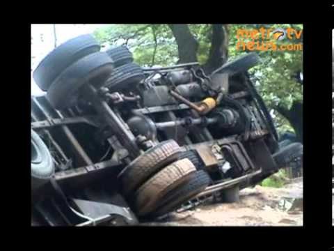 Terperosok, Truk Terguling di Jalan Pantura Cikampek