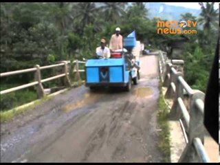 Warga Nekat Melintasi Jembatan Rusak