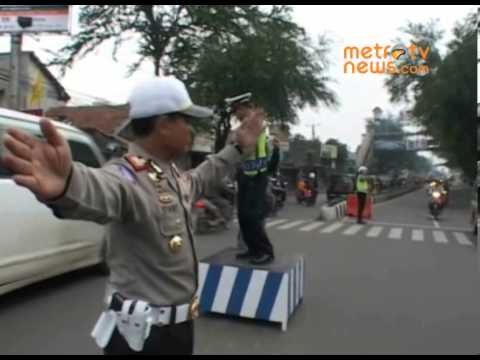 Aksi Polisi Cimahi Urai Kemacetan Dengan Berjoget Dangdut
