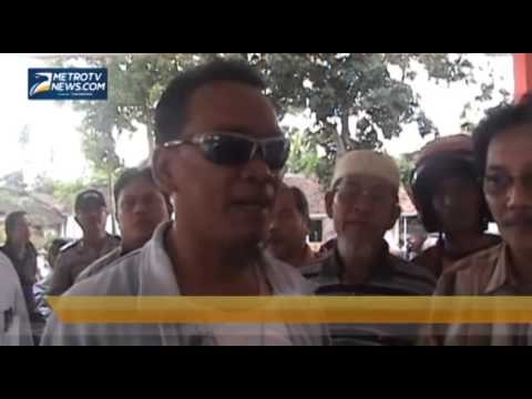 Warga Jenggawah Segel Kantor Desa