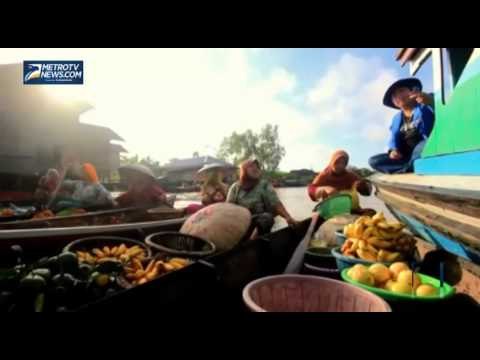 Caleg Wanita NasDem Kampanye di Pasar Terapung