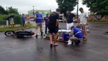 Duas pessoas se ferem em colisão com dois carros e duas motos