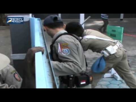 Kepala Bidang Kantor Catatan Sipil Nabire Segel Kantor