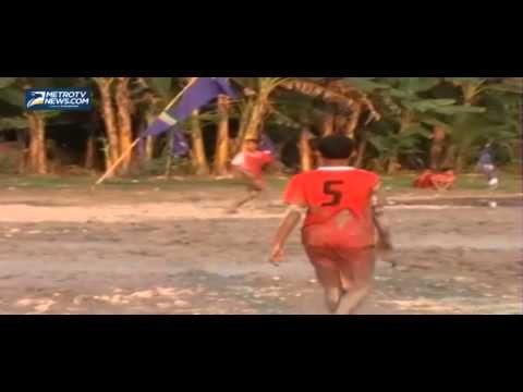 Tradisi Sepak Bola Lumpur di Sawah yang Kering