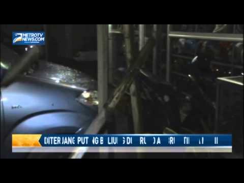 Diterjang Puting Beliung Dua Ruko Ambruk Timpa Mobil