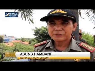 Satpol PP Cirebon Copoti Atribut Caleg Yang Melanggar