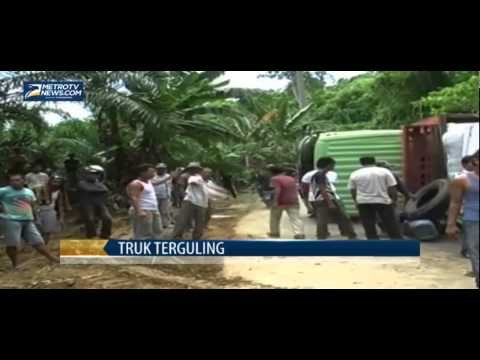 Truk Terguling, Trans Sulawesi Macet Parah