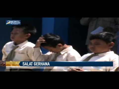 Puluhan Siswa Probolinggo Gelar Salat Gerhana Matahari