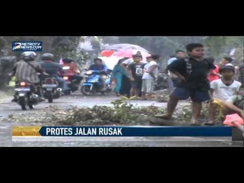 Warga Blokir Jalan Rusak yang tak Kunjung Diperbaiki