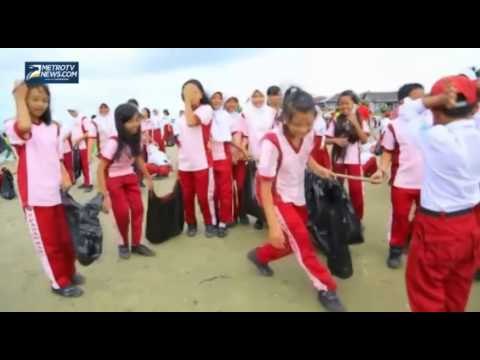 Ratusan Anak Bersihkan Pantai Pagatan