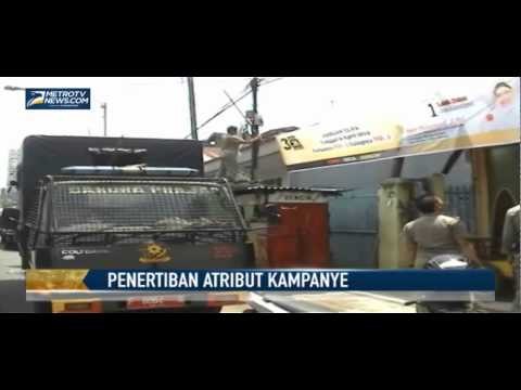 Satpol PP Tertibkan Atribut Kampanye di Zona Merah