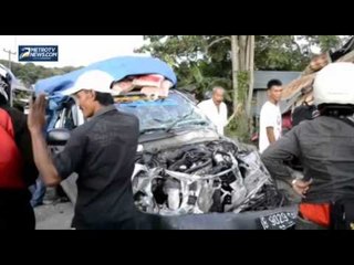 Tabrak Pick Up, Truk Seruduk Rumah Panggung