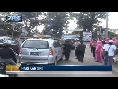 Hari Kartini, Polwan Bagikan Bunga dan Coklat