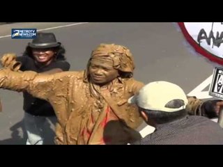 Peringati Hari Bumi, Lumuri Tubuh dengan Lumpur