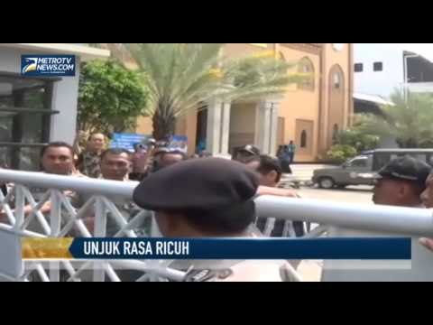 Unjuk Rasa Tuntut Kepala Dinas Mundur Ricuh