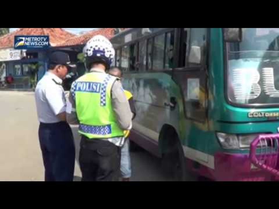 Petugas Cek Kondisi Armada Bus Arus Balik Lebaran