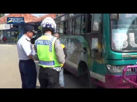 Petugas Cek Kondisi Armada Bus Arus Balik Lebaran