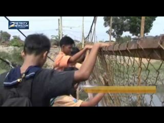 Jembatan Rusak, Pelajar Terpaksa Bergelantungan