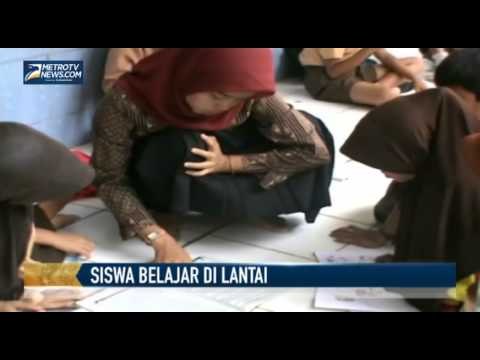 Kelas Roboh, Siswa Belajar di Lantai
