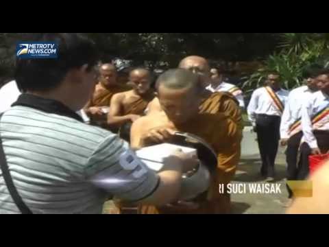 Ratusan Umat Buddha Ikuti Prosesi Tri Suci Waisak