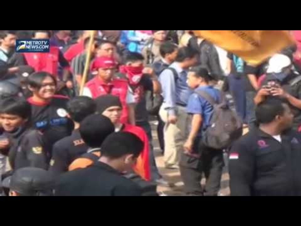 Tuntut Tidak di PHK, Ribuan Buruh Tutup Ruas Jalan Cikampek Cirebon