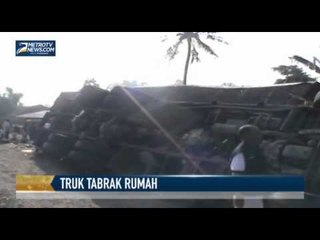 Truk Pengangkut Kayu Tabrak Rumah Warga